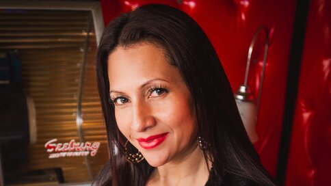 Enter AishaKramer VIP Show