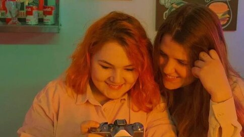 Enter AliceAndBella VIP Show