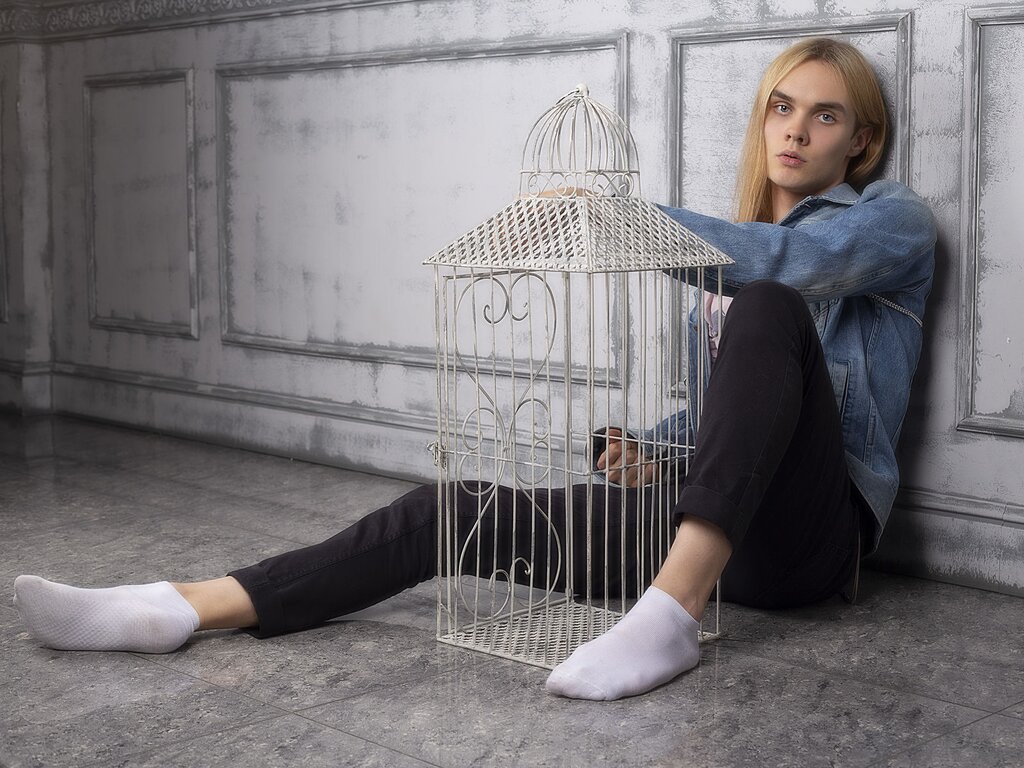 Enter AlisterCrow VIP Show