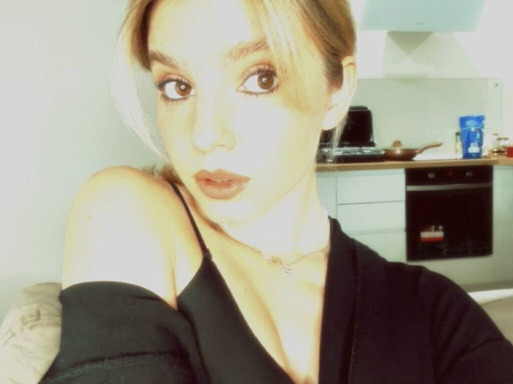 Enter AmandaBron VIP Show