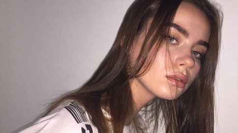 Enter AmeliPovilain VIP Show