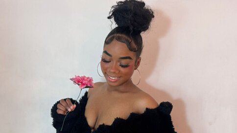 Enter AmeliStreth VIP Show