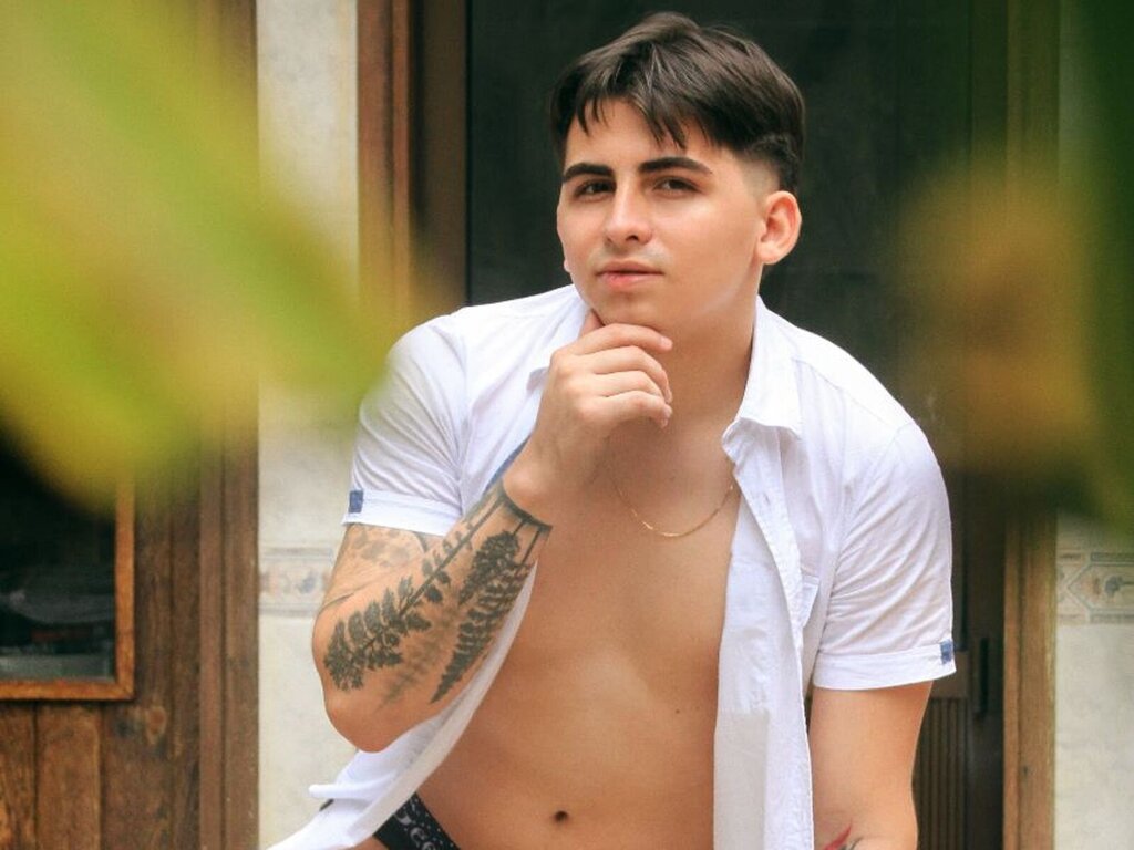 Enter AronRaynor VIP Show