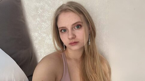 Enter AvroraKiim VIP Show