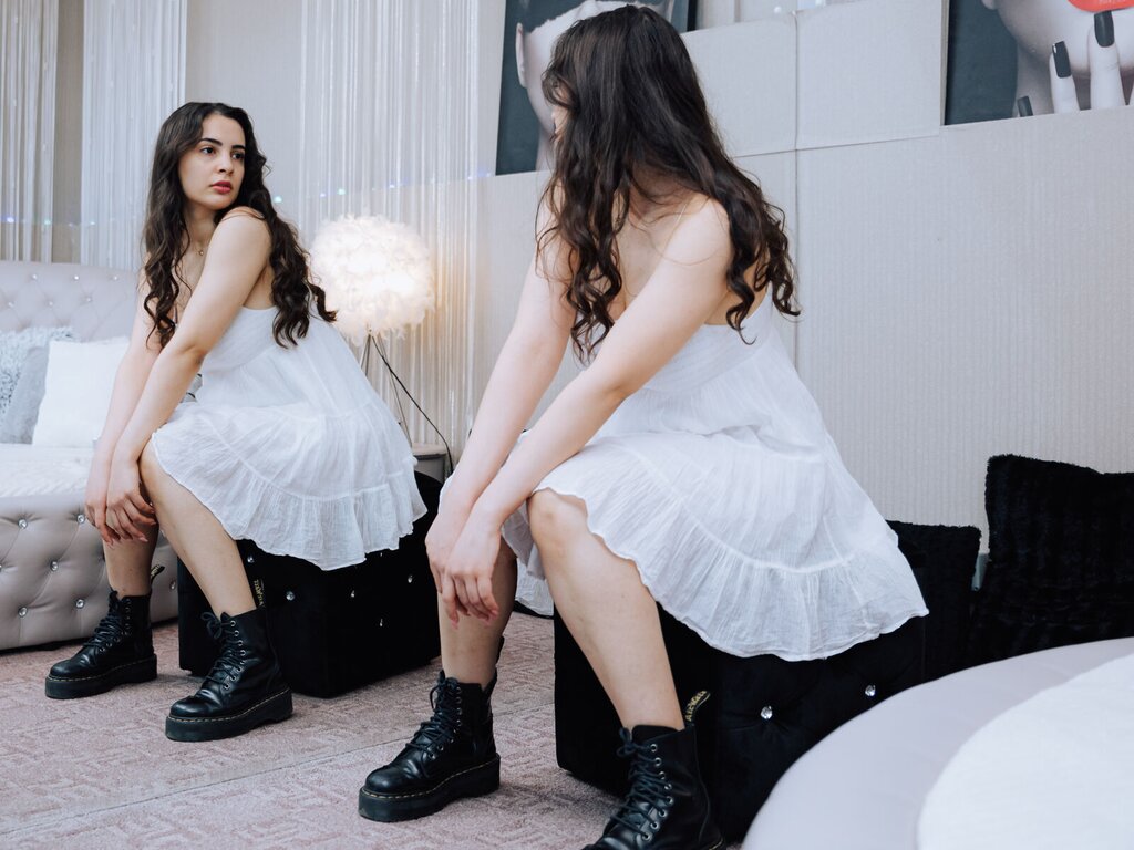 Enter BeatricePeach VIP Show