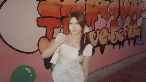 Enter Caitlcoco VIP Show