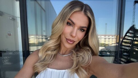 Enter ChloeAmbre VIP Show