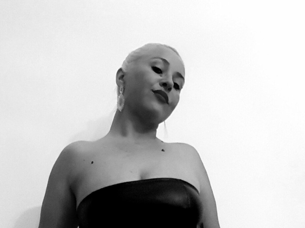 Enter ChloeSmart VIP Show