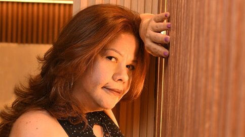 Enter CristelleDeLuxe VIP Show