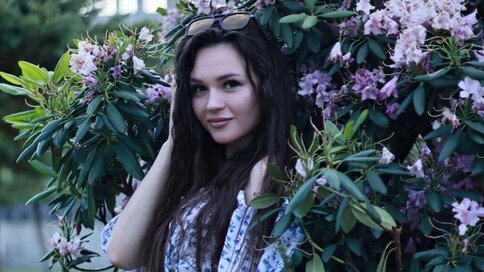 Enter DaisyAngrisano VIP Show