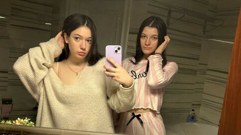 Enter ErlinaAndLizbeth VIP Show