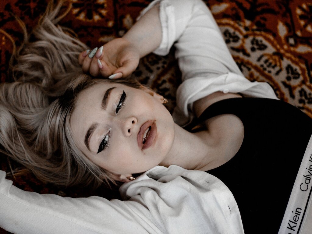 Enter EvaElfi VIP Show