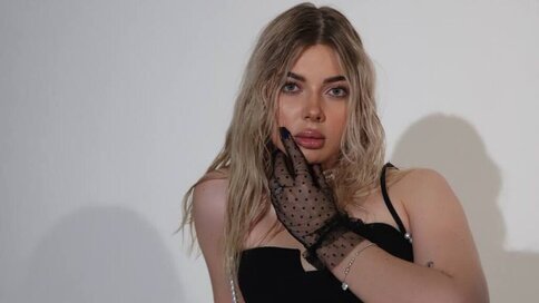 Enter HyileyClark VIP Show