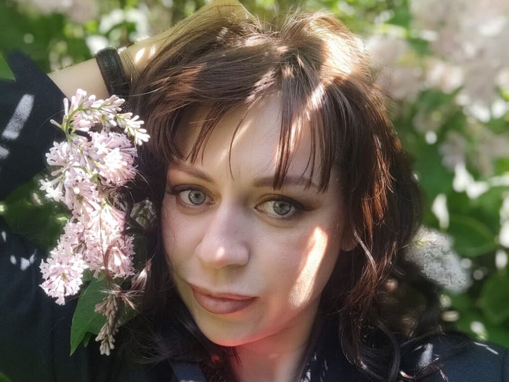 Enter IsildaOliver VIP Show