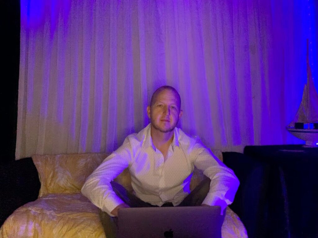 Enter JohnnyDoe VIP Show