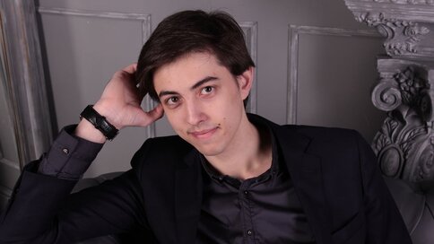 Enter LeoSuperCute VIP Show