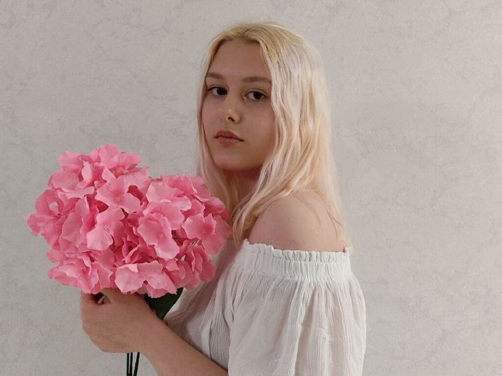 Enter LiaAvemi VIP Show