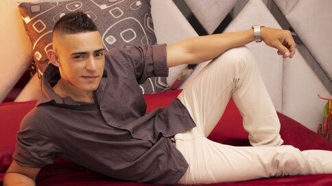 Enter LoganThomson VIP Show