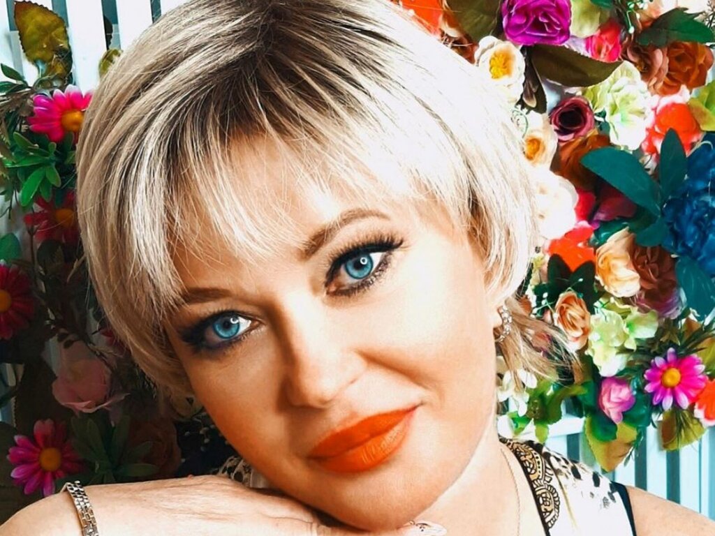 Enter LoraBaldwin VIP Show