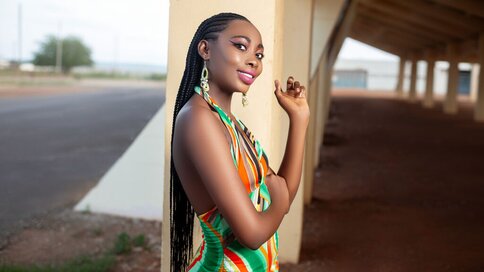 Enter LunaKioni VIP Show