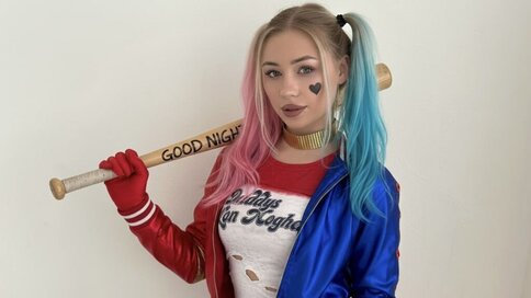 Enter MargoRobbz VIP Show