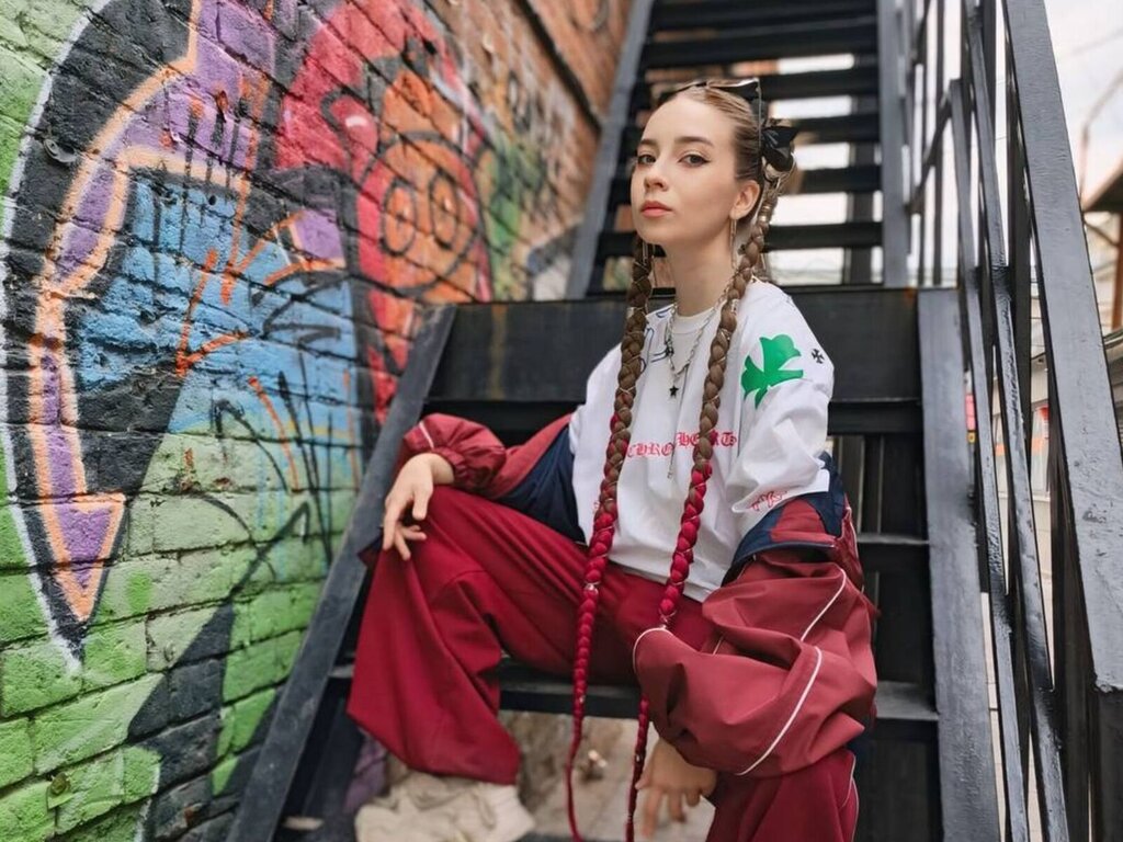 Enter MaudieLeveilue VIP Show