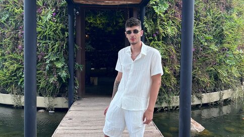 Enter MaxTaylor VIP Show