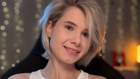 Enter MiaOwing VIP Show