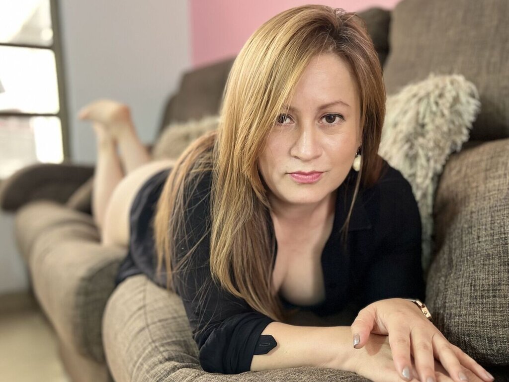 Enter MoniLedesma VIP Show