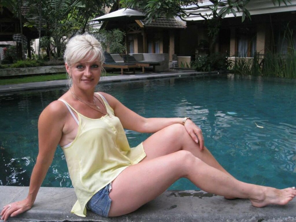 Enter NatBlondE VIP Show