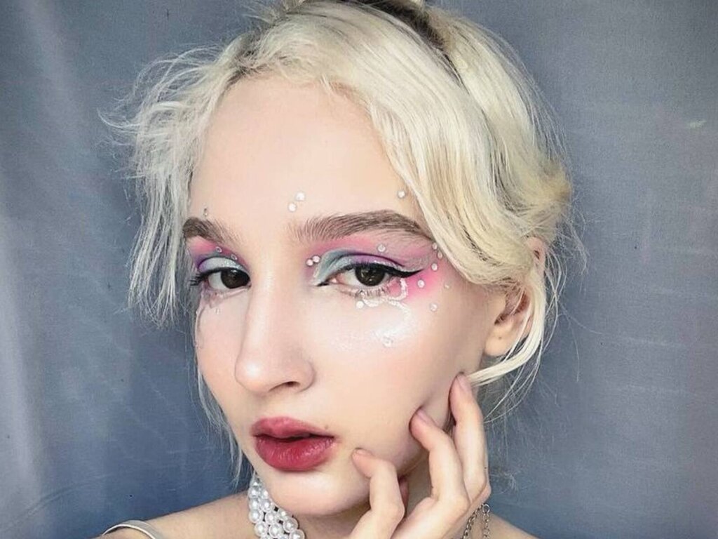 Enter OdelindaCovert VIP Show