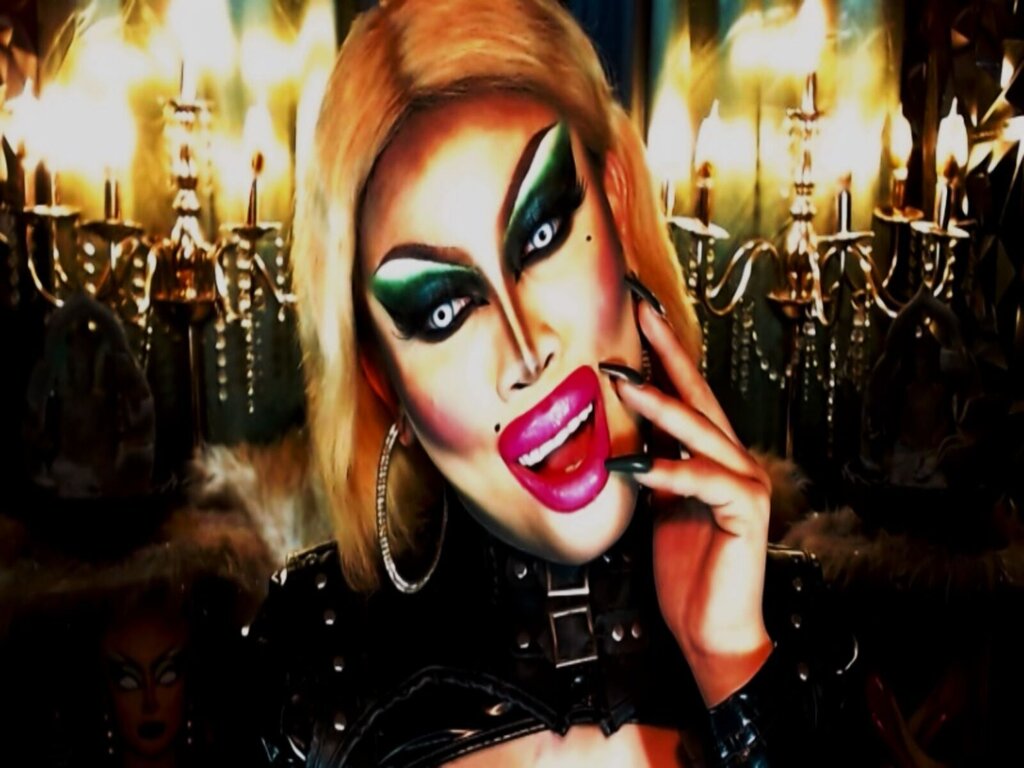 Enter SindelLuna VIP Show