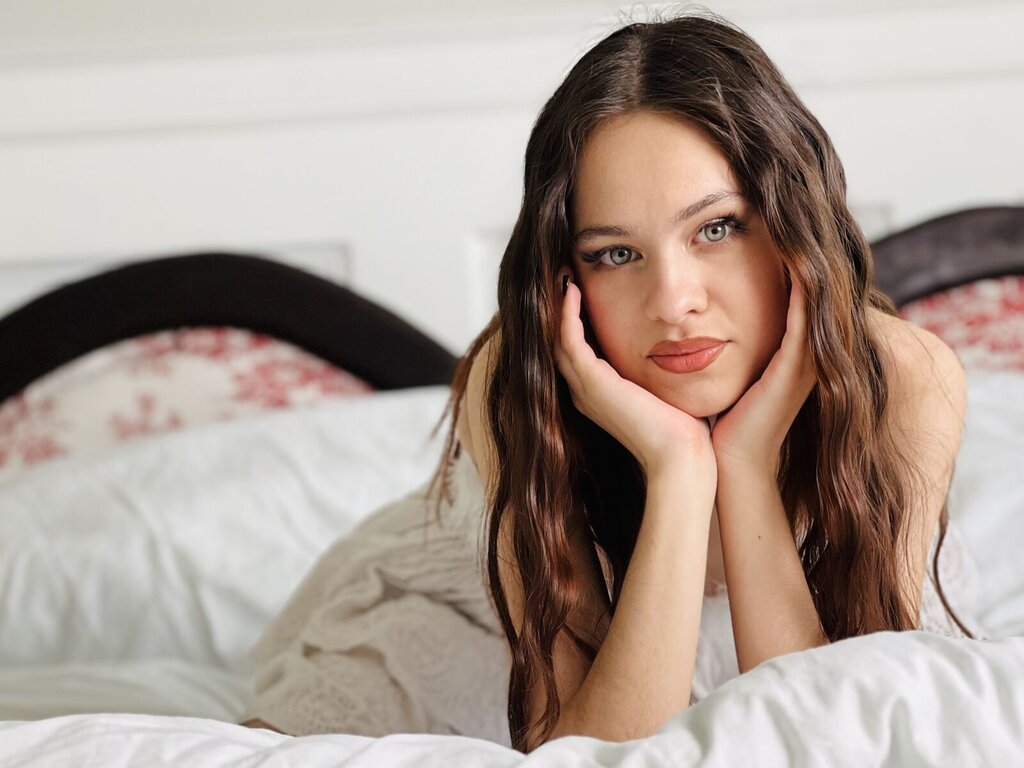 Enter UliaNeer VIP Show